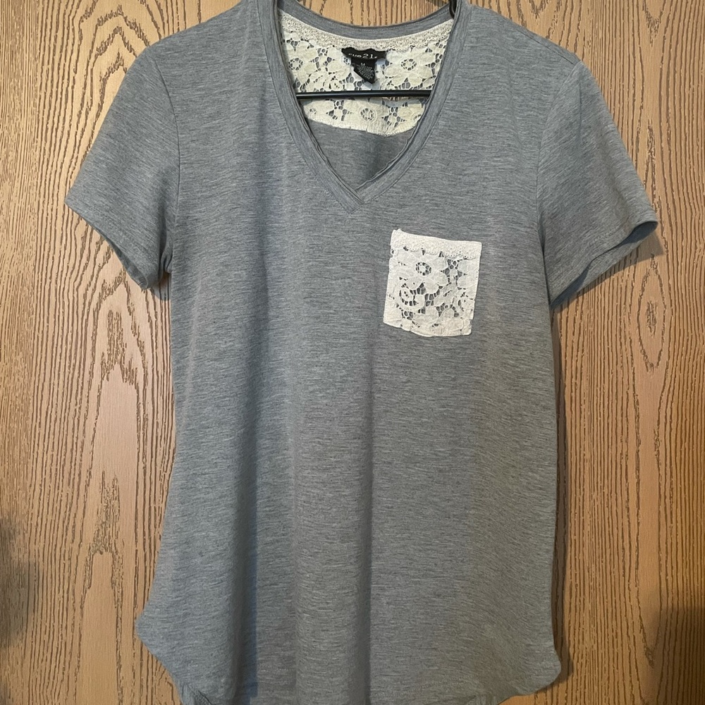 🌟Rue 21 grey t-shirt w/ lace pocket